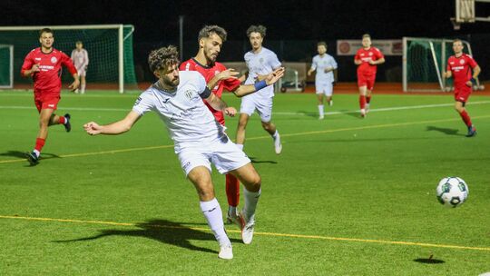 Durch einen 4:2-Heimsieg gegen den VfB Linz (in Weiß Milot Juniku) hat die SG Renerid (in Rot Furkan Tetik) im Rheinandpokal das