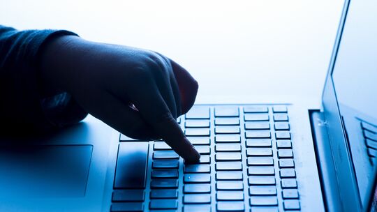 Die Fälle digitaler Gewalt sind im Kreis Bad Kreuznach drastisch gestiegen. Zwischen 2021 und 2025 gibt es einen Anstieg von 78,