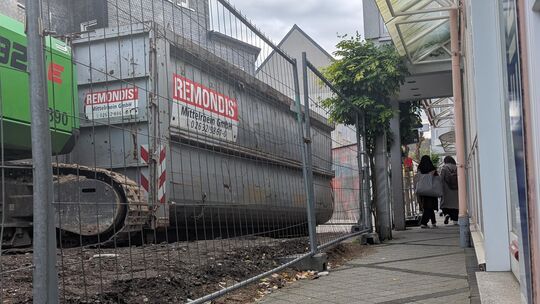 Ende August musste das Areal vor der Ruine in der Betzdorfer Innenstadt großflächig abgesperrt werden. Seitdem geht es durch ein