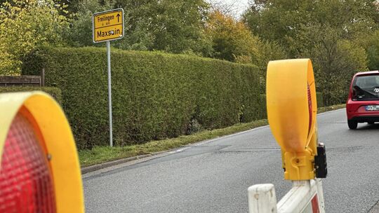 Die Absperrungen stehen schon bereit in Maxsain: Ab 2. November wird die L304 in Richtung Freilingen vom LBM saniert, der erste