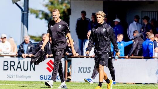 Bis zum 30. Juni 2029 hat der Oberligist FC Emmelshausen-Karbach den Vertrag mit seinem Trainer Patrick Kühnreich (links) verlän Bis zum 30. Juni 2029 hat der Oberligist FC Emmelshausen-Karbach den Vertrag mit seinem Trainer Patrick Kühnreich (links) verlän