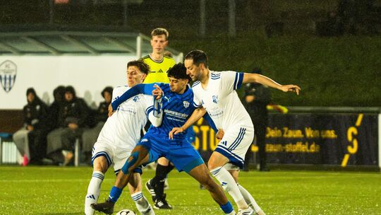 Der SV Binningen (in Weiß, von links mit Max Regnier und Fabian Röhrig) setzte sich beim heimstarken FC Emmelshausen-Karbach II Der SV Binningen (in Weiß, von links mit Max Regnier und Fabian Röhrig) setzte sich beim heimstarken FC Emmelshausen-Karbach II