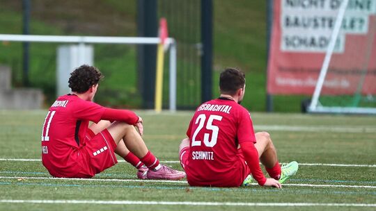 Ein Bild mit Symbolcharakter: Silas Held (links) und Colin Schmitz saßen nach der 0:3-Niederlage gegen den TuS Mechtersheim auf