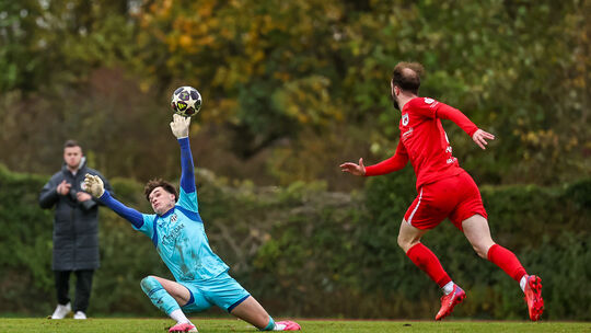 In dieser Situation blieb der Keeper des VfB Linz, Philipp Nüsse, Sieger im Duell gegen Bitburgs David Hoor. Am Ende stand ein 1