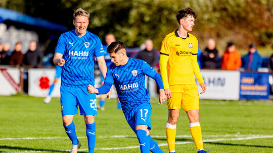 Ali Ceylan (Mitte) war der Spieler des Spiels. Beim 4:2-Sieg seines FC Emmelshausen-Karbach gegen den FC Hertha Wiesbach sammelt Ali Ceylan (Mitte) war der Spieler des Spiels. Beim 4:2-Sieg seines FC Emmelshausen-Karbach gegen den FC Hertha Wiesbach sammelt