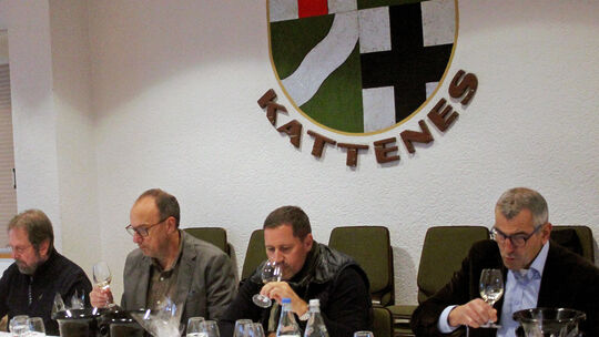 Bei der Verkostung des "Sparkassen-Rieslings" hatte die Jury die (wohlschmeckende) Qual der Wahl.