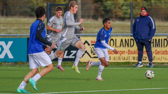 Als Torschützen zum 2:0 und zum 2:1 prägten Niederroßbachs Luca Reichmann (Mitte) und Höhr-Grenzhausens Jaider Cardona Chicaiza