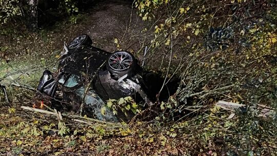 Der Pkw, der in der Nacht zum Sonntag die Leitplanke auf der A61 kurz hinter der Raststätte Hunsrück West durchbrochen hatte, la