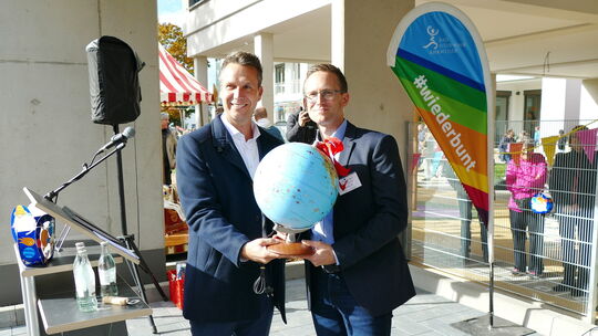 Ist es übertrieben zu sagen, weltweit der schönste Kindergarten? Für Teamleiter Stefan Ibs (rechts, hier mit Stadtbürgermeister
