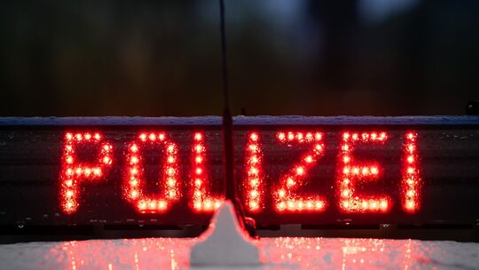 Der Schriftzug „Polizei“ an einem Polizeiauto (Symbolfoto)