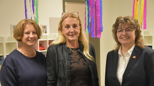 Michelle Steden, Andrea Fuß (beide Kita-Leitung) und Stadtbürgermeisterin Melanie Leicher freuen sich über die offizielle Einwei
