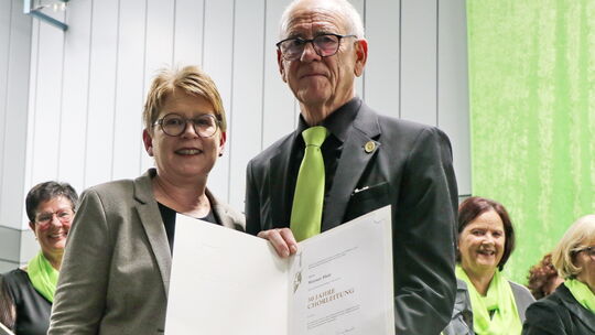 Die Vorsitzende des Chorverbandes Westerwald, Tanja Machalet, zeichnete Werner Blatt mit der Urkunde und dem Ehrenzeichen des Ch Die Vorsitzende des Chorverbandes Westerwald, Tanja Machalet, zeichnete Werner Blatt mit der Urkunde und dem Ehrenzeichen des Ch