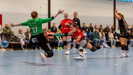 Vorbei an der Hunsrücker Abwehr und den Ball auch vorbei an HSG-Torhüterin Rebekka Schmitz (links) geworfen: Wellings Maya Kohle