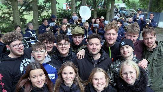 Die Anhausener Burschen und Maimädchen hatten beim Baumholen ihren Spaß. Der Musikverein Blau-Weiß Leutesdorf sorgte für den Sou