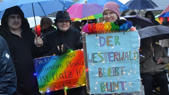 Dass der Westerwald bunt bleiben soll, wurde bei der Kundgebung in Höhn auf Plakaten und mit allen möglichem Zubehör dargestellt Dass der Westerwald bunt bleiben soll, wurde bei der Kundgebung in Höhn auf Plakaten und mit allen möglichem Zubehör dargestellt