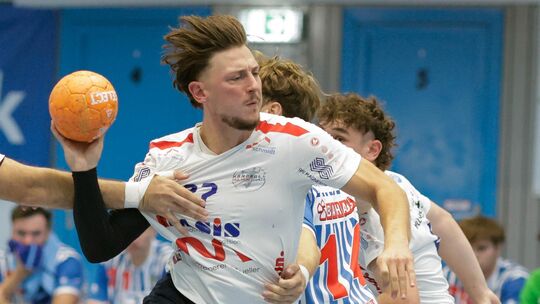 Kai Lißmann (am Ball) und HB Mülheim-Urmitz kamen beim TV Nieder-Olm nicht über ein 33:33-Unentschieden hinaus.