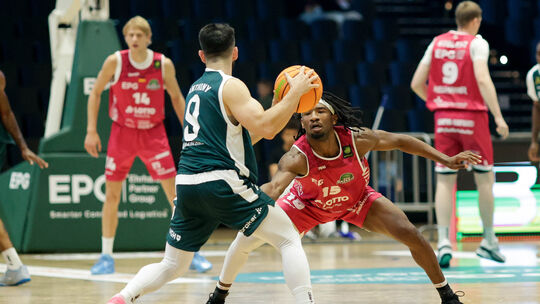 Die Defensive bei den Baskets (rote Trikots) steht. Doch in diesem Jahr macht die Offensive Sorgen.