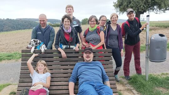 Die Mitglieder des WWV-Zweigvereins Daubach nutzten ihre Herbstwanderung, um die ersten Klebeschilder für den neuen Adolf-Weiß-W Die Mitglieder des WWV-Zweigvereins Daubach nutzten ihre Herbstwanderung, um die ersten Klebeschilder für den neuen Adolf-Weiß-W