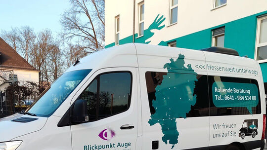 Dieser hessenweit eingesetzte Kleinbus ersetzt als "Rollende Beratung" künftig die Anlaufstelle im Limburger Landratsamt und wir