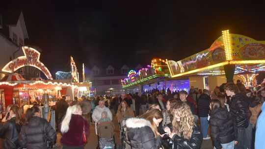 Dier Oktobermarkt in Nastätten war am Samstagabend sehr gut besucht. An vielen Stellen war zwischen den Menschenmassen kaum ein