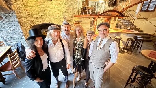 Sie nennen sich Schlossgeister und organisieren die 20er-Jahre-Party „Dekadenzia“ im Zeller Schlosskeller (von links): Karin und