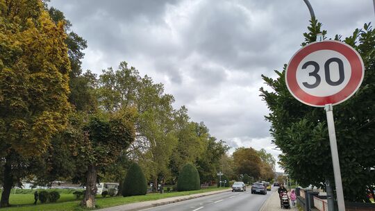 In der Sinziger Barbarossastraße dürfen nur noch 30 Stundenkilometer gefahren werden. Wie Büroleiter Markus Jüris erklärte, ist