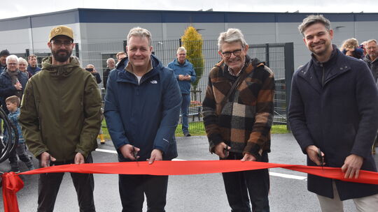 Sie führten die offizielle Verkehrsfreigabe der Werkszufahrt durch (von links): Julian Hommel (Ortsbürgermeister Rehe, Gerrit Mü