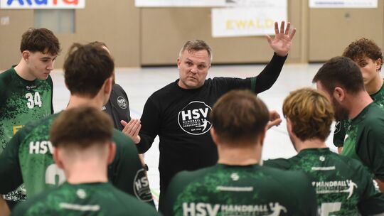 Fünf Siege in Folge und die Tabellenführung: Trainer Tino Stumps (Mitte) und sein HSV Sobernheim haben allen Grund, zufrieden zu Fünf Siege in Folge und die Tabellenführung: Trainer Tino Stumps (Mitte) und sein HSV Sobernheim haben allen Grund, zufrieden zu