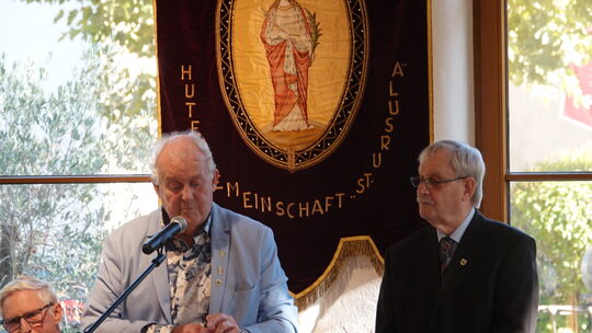 Dank gab es von Hutenmeister Heiner Fuhs für die 23-jährige Tätigkeit des scheidenden Chronisten Armin von Ameln (rechts).