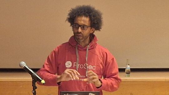 Cybersicherheitsexperte Immanuel Bär erklärt in Mendig, wie gefährlich Sicherheitslücken sind und wie leicht Hacker an sensible
