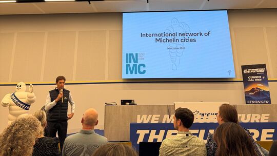 Der Direktor des Michelin-Werks Cuneo, Simone Rossi, bei der Präsentation vor der Werksbesichtigung. Die INMC-Konferenz findet a