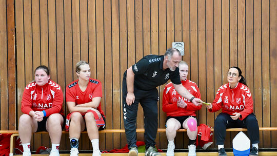 Thorsten Fetter wirft einen Blick auf Nicole Steckels statistische Notizen. Die Frauen des TuS Holzheim verdienten sich mit eine Thorsten Fetter wirft einen Blick auf Nicole Steckels statistische Notizen. Die Frauen des TuS Holzheim verdienten sich mit eine