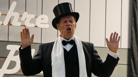 Beim Konzert in Heiligenroth empfahl sich Johannes Kalpers als ausdrucksstarker Tenorsolist. Ab Januar wird er dem Heiligenrothe Beim Konzert in Heiligenroth empfahl sich Johannes Kalpers als ausdrucksstarker Tenorsolist. Ab Januar wird er dem Heiligenrothe