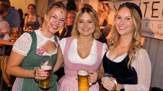 Auch die Mädels der Kirner Rappelköpp und Eulen ließen sich das Oktoberfest nicht entgehen und tauschten die närrische Bühne geg
