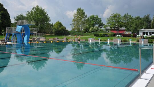 Das Andernacher Freibad wurde in den Jahren 2018/19 umfassend saniert. Dabei wurde unter anderem das Schwimmerbecken mit einer E Das Andernacher Freibad wurde in den Jahren 2018/19 umfassend saniert. Dabei wurde unter anderem das Schwimmerbecken mit einer E