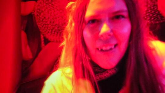 Schauspielerin Helena Steiger in einer Szene, in der sie ihre Zähne zeigt. Für den nötigen Biss wurden diese ihr – ebenso wie b