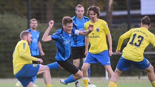 Der Walporzheimer Kapitän Nico Schooß (in der Mitte im blauen Trikot) führte seine SG zum 3:0-Sieg gegen die SpVgg Burgbrohl (ge Der Walporzheimer Kapitän Nico Schooß (in der Mitte im blauen Trikot) führte seine SG zum 3:0-Sieg gegen die SpVgg Burgbrohl (ge