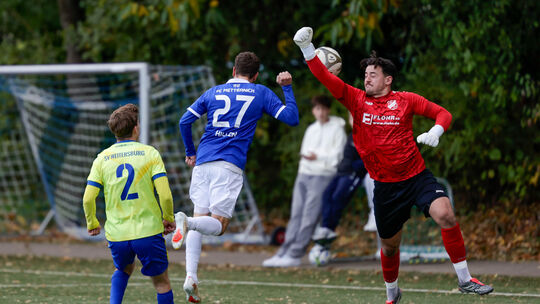 Metternichs Hendrik Hillen (blaues Trikot) scheitert im Duell mit Weitersburgs Schlussmann Tom Strobel (rechts). Verteidiger Nik Metternichs Hendrik Hillen (blaues Trikot) scheitert im Duell mit Weitersburgs Schlussmann Tom Strobel (rechts). Verteidiger Nik