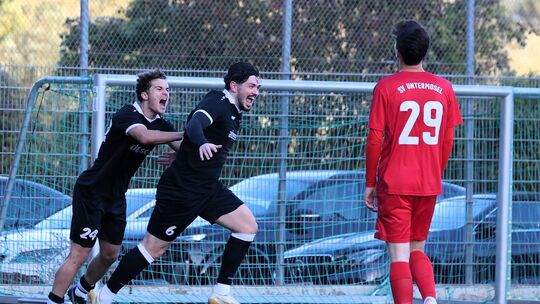 Mirnes Saravonic (links) und Burhan Tuncdemir bejubeln das zwischenzeitliche 2:1 für ihre SG 06 Betzdorf. Die Partie war damit g