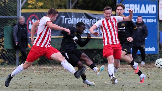 Der VfL Oberbieber (in Schwarz) musste sich deutlich gegen die DJK Neustadt-Fernthal (in Rot-Weiß) geschlagen geben.