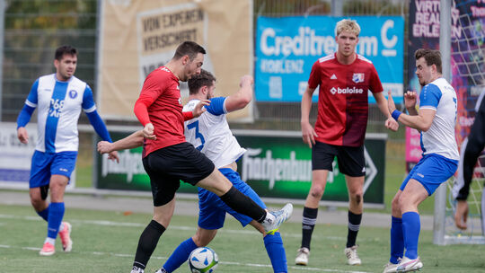 Die meisten Tore in der Kreisliga A 4 sahen die Zuschauer am Wochenende in Metternich: Nachdem der FC (in Blau-Weiß) gegen die S