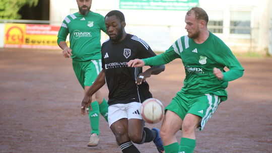 Youssouf Ngbetnkom (Mitte) war beim Gastspiel seines TuS Kirschweiler beim SV Stipshausen zweimal erfolgreich und durfte am Ende Youssouf Ngbetnkom (Mitte) war beim Gastspiel seines TuS Kirschweiler beim SV Stipshausen zweimal erfolgreich und durfte am Ende