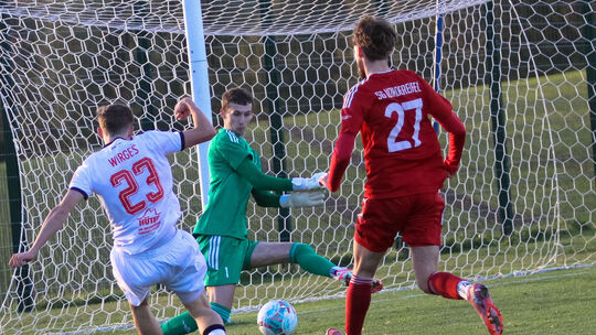 Der eingewechselte Wirgeser A-Junior Kevin Kirillov (Nummer 23) trifft zum 5:0-Endstand für die Westerwälder in Laubach, SVL-Kee