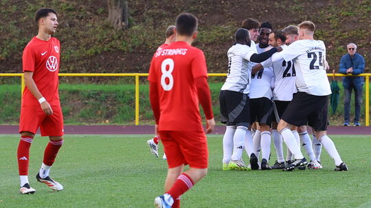 Jubel bei der SG Zell/Bullay/Alf (weiße Trikots) nach dem 3:1-Sieg im Topspiel vor 250 Zuschauern auf dem Zeller Kunstrasen gege