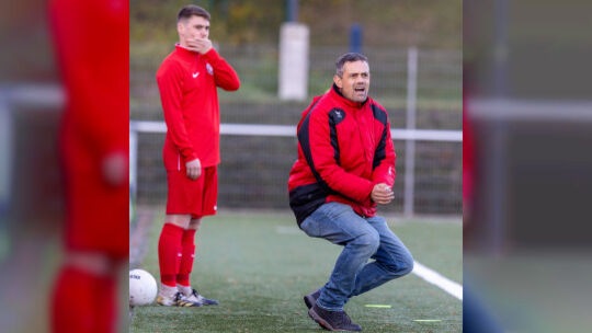 Helge Dietze fieberte als neuer Linien-Trainer beim 1:0-Sieg seines SC Birkenfeld mächtig mit. Niklas Schindler (links) bereitet