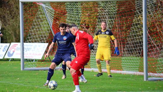 Anadolus Spielertrainer Dzenis Ramovic (in Rot) markierte sehenswert den Treffer zum 2:0-Endstand beim Auswärtssieg in Liebshaus Anadolus Spielertrainer Dzenis Ramovic (in Rot) markierte sehenswert den Treffer zum 2:0-Endstand beim Auswärtssieg in Liebshaus