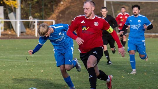 Der Fürfelder Torjäger und Kapitän Marcel Beck (rotes Trikot) ist derzeit einfach nicht zu stoppen. Er traf gegen die SG Soonwal