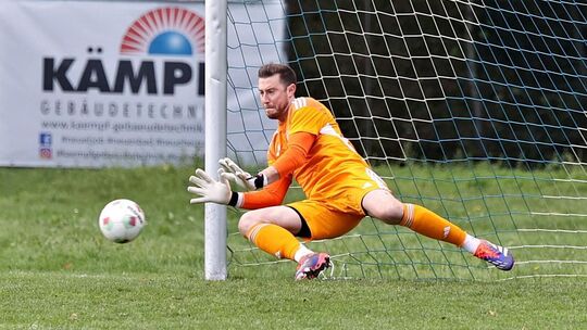 Gelernt ist gelernt: Hundsangens Oberliga-erfahrener Keeper Niklas Kremer hält den Foulelfmeter von Jannik Zeuner und verpasst d
