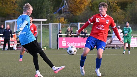 Luca Breitenbach (in Rot) ist bisher der Mann der Saison. Gegen die SG Herdorf (in Blau Niklas Jung) erzielte Altenkirchens Stür