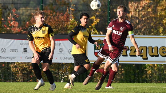 Die Sportfreunde Schönstein (in Gelb) schlagen im Verfolgerduell die SG Alsdorf (in Rot) deutlich und erobern Rang Zwei.